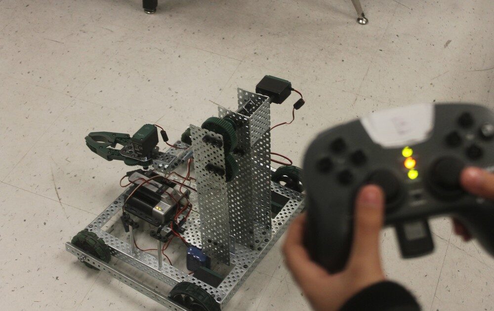 Competicao de robotica com robo e controlador educacional