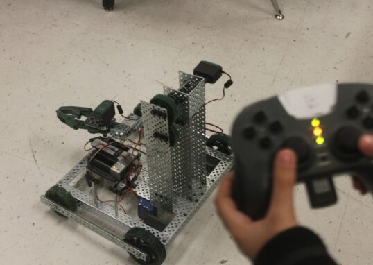 Competicao de robotica com robo e controlador educacional